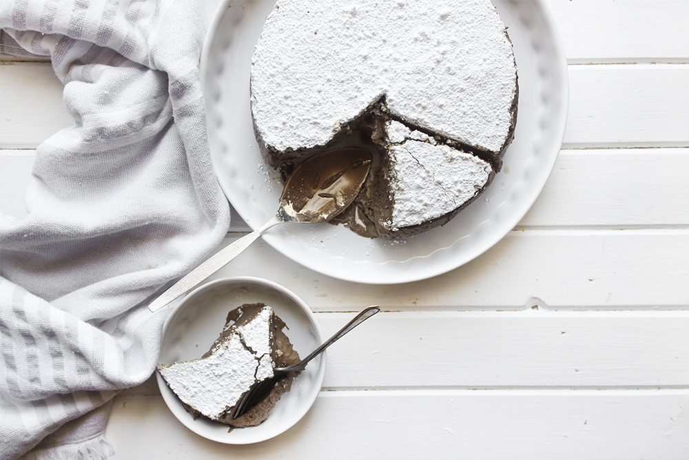 Mocha Almond Meringue Cake - Rich mocha almond mousse sandwiched between two layers of crisp almond meringue making a sweet coffee flavoured dessert #mocha #meringuecake #meringue #chocolate #dessert #baking #simplebaking #meringuesandwich 