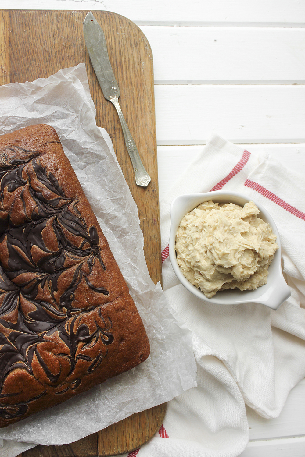 Browned Butter Banana Cake with Peanut Buttercream - Make this cake to bring back your favourite flavour combination of your youth. A combo of banana and peanut butter buttercream makes a moist flavourful cake. #banana #peanutbuttercream #peanutbutter #bananacake #sheetcake #easydessert #simpledessert #weeknightdessert #onepancake #onepandessert #onepan