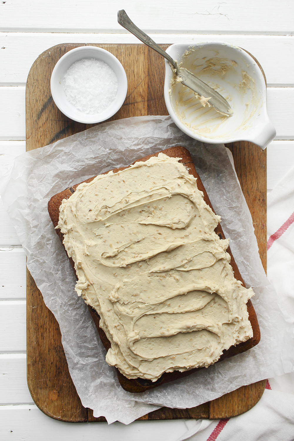 Browned Butter Banana Cake with Peanut Buttercream - Make this cake to bring back your favourite flavour combination of your youth. A combo of banana and peanut butter buttercream makes a moist flavourful cake. #banana #peanutbuttercream #peanutbutter #bananacake #sheetcake #easydessert #simpledessert #weeknightdessert #onepancake #onepandessert #onepan