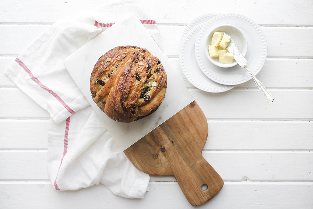 Citrus Hot Cross Brioche Kulich – This recipe is a take on the Russian Easter Kulich, filled with dried raisins, cranberries, currants and sliced almonds. Make this simple recipe for your Easter gathering #kulich #easterdessert #dessert #loaf #bread #easterbread #simpledessert #easydessert