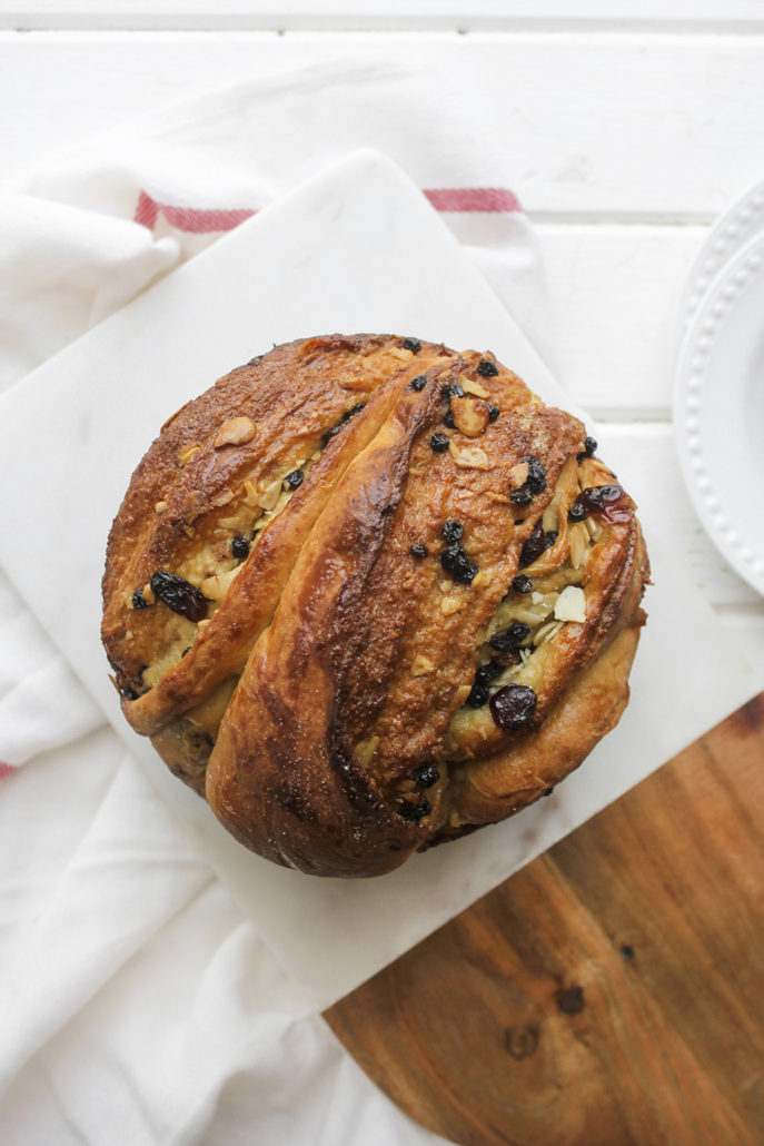 Citrus Hot Cross Brioche Kulich – This recipe is a take on the Russian Easter Kulich, filled with dried raisins, cranberries, currants and sliced almonds. Make this simple recipe for your Easter gathering #kulich #easterdessert #dessert #loaf #bread #easterbread #simpledessert #easydessert 